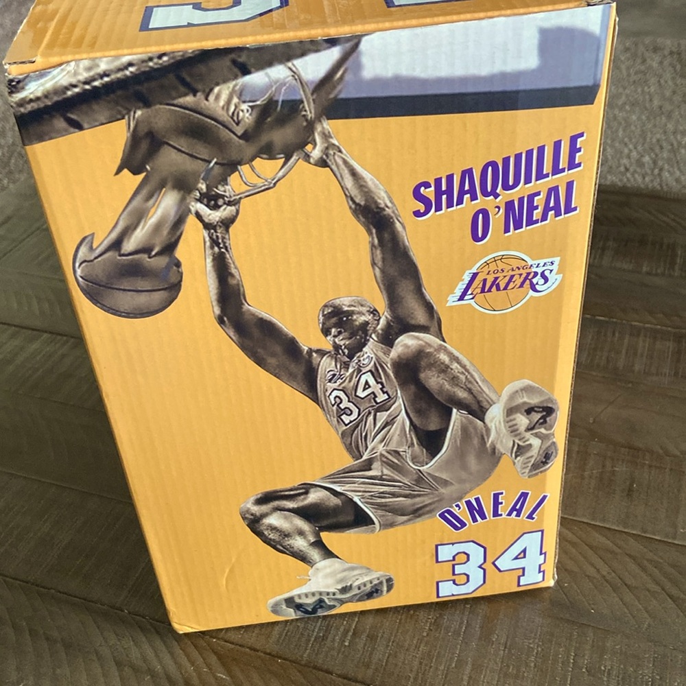 Shaquille O’Neal replica statue